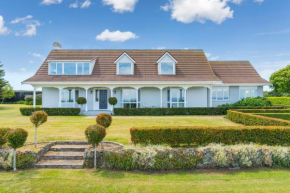 Large home, amazing pool, 5 Mins to Town & lake!